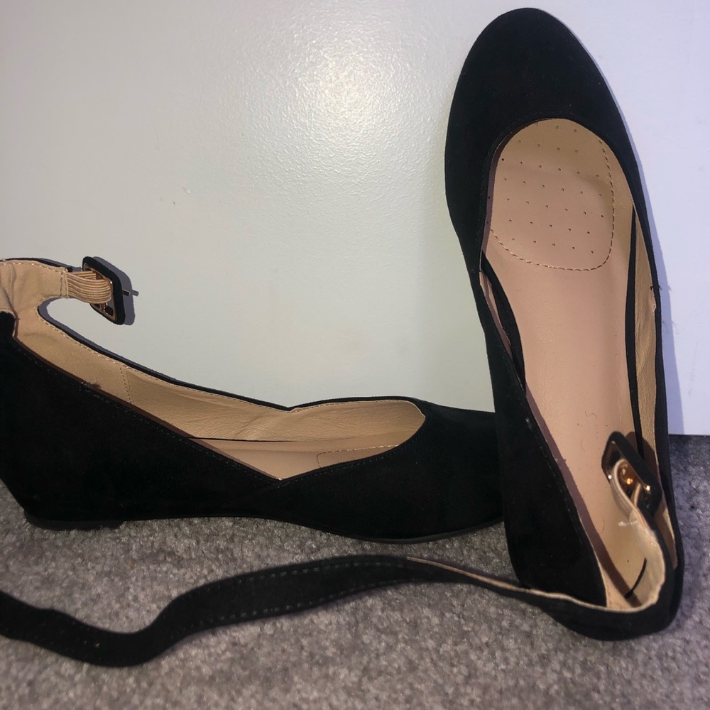 Black pumps
